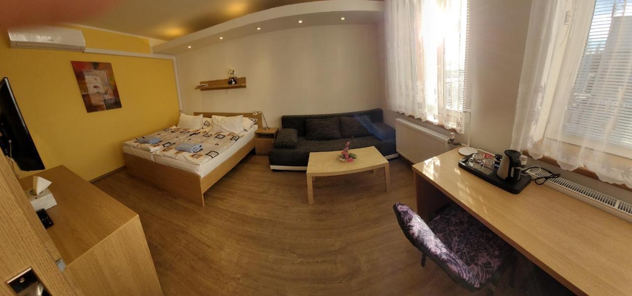 Hotel Gol Prostejov Ngoại thất bức ảnh